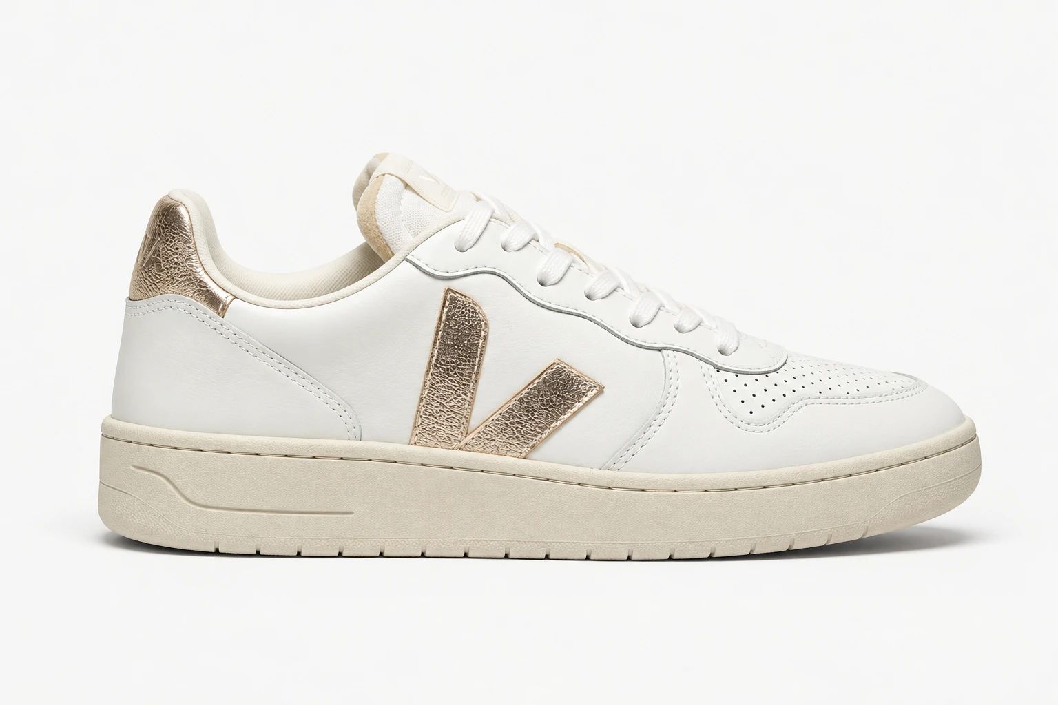 Veja V-10 in White / Platine, side view